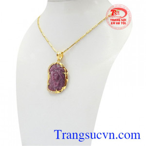 Mặt dây chuyền được chế tác từ đá Ruby thiên nhiên. Bộ dây Chúa bọc vàng