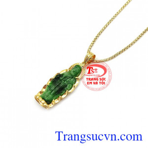 Ngọc cẩm thạch được mệnh danh là loại ngọc mang lại may mắn, vật hộ thân và tài lộc cho chủ nhân