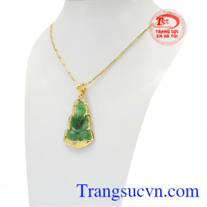 Bộ dây chuyền mặt Phật bọc vàng mang đến may mắn cho người đeo.