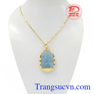 Bộ dây chuyền mặt Phật tuổi Thìn-Tỵ là sản phẩm kết hợp từ mặt Phật Aquamarine thiên nhiên và dây chuyền vàng.