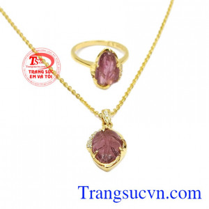 Bộ trang sức chiếc lá tourmalin thiên nhiên là sự kết hợp từ dây chuyền, mặt dây và nhẫn. 