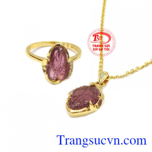 Trang sức gắn đá quý thiên nhiên mang đến vẻ đẹp sang trọng và quyến rũ. Bộ trang sức chiếc lá tourmalin thiên nhiên
