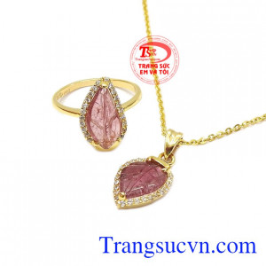 Sản phẩm thiết kế hợp thời trang, trẻ trung, thích hợp dành tặng cho người thân và bạn bè. Bộ trang sức chiếc lá tourmalin xinh xắn
