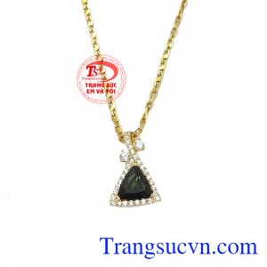 Thiết kế vô cùng tinh tế, hợp phong thủy sẽ giúp người dùng thêm tỏa sáng. Bộ trang sức sapphir thiên nhiên quyến rũ