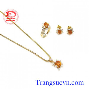 Bộ trang sức Sapphire bình an là viên đá mang lại may mắn, bình an và tài lộc và thịnh vượng cho người đeo Bộ trang sức Sapphire bình an
