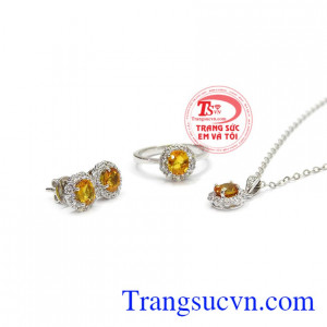Bộ trang sức Sapphire chất lượng gồm mặt dây, dây chuyền, hoa tai và nhẫn