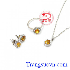 Bộ trang sức Sapphire chất lượng được đính đá saphhire chất lượng cao, đô tinh khiết với màu sắc vàng cam đạt chuẩn