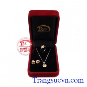 Đá sapphire vàng phù hợp với người mệnh thổ, mệnh kim