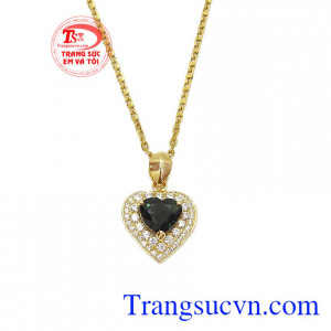 Sản phẩm là biểu tượng cho tình yêu bền vững, thịnh vượng và giàu có. Bộ trang sức trái tim sapphir thiên nhiên