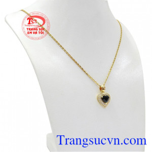 Bộ trang sức trái tim sapphir thiên nhiên được chế tác theo phong cách sang trọng, quyến rũ. 