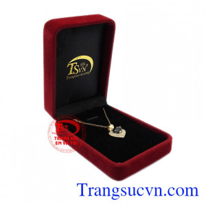 Sản phẩm thích hợp làm quà tặng cho những dịp quan trọng. Bộ trang sức trái tim sapphir thiên nhiên.