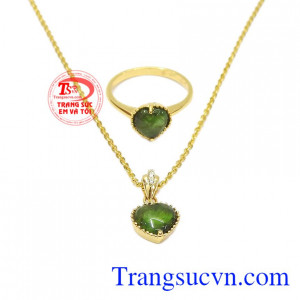 Bộ trang sức trái tim tourmalin thiên nhiên được chế tác tinh tế, sang trọng và đẹp mắt. 