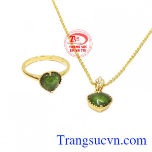 Với thiết kế nhỏ xinh mang đến nét duyên dáng cho người dùng. Bộ trang sức trái tim tourmalin thiên nhiên