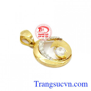 Chiếc mặt vàng tây được chế tác từ vàng tây 10k bền đẹp, sáng bóng.