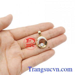 Mặt dây được bảo hành uy tín, giao hàng toàn quốc. Chiếc mặt vàng tây.