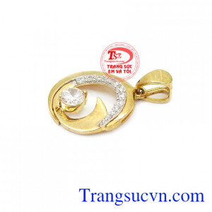 Thiết kế tinh tế, trẻ trung và năng động giúp bạn gái càng thêm tỏa sáng. Chiếc mặt vàng tây