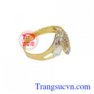 Nhẫn nữ vàng tây chế tác tinh tế mang đến những đường nét sáng, bóng bền đẹp cho chiếc nhẫn nữ đeo hợp thời trang, chất lượng vàng được đảm bảo uy tín