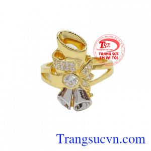 Với thiết kế vô cùng nữ tính với hình ảnh quả chuông vàng với những hạt đá trắng lấp lánh tạo nên chiếc nhẫn xinh xắn