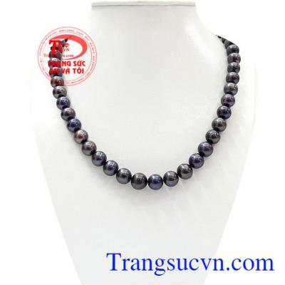 Chuỗi vòng ngọc trai kiêu sa được lấy từ những viên ngọc trai chọn lọc, hạt đều tròn, có độ sáng bóng