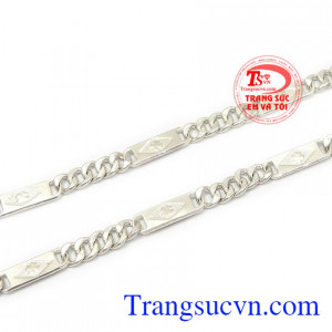 Dây bạc nam phong cách có thể kết hợp nhiều phong cách trang phục khác nhau.