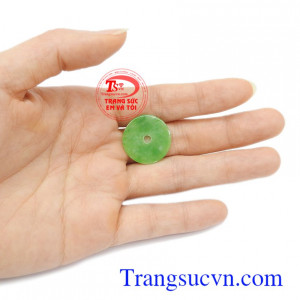 Đồng xu cẩm thạch bình an rất được mọi người ưa chuộng lựa chọn như lá bùa hộ mệnh cho bản thân
