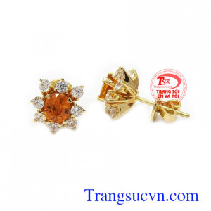 Hoa tai Sapphire vàng bình an với Sapphire là viên đá biểu tượng cho quyền lực, tài lộc và bình an, là món quà tặng ý nghĩa cho người yêu thương