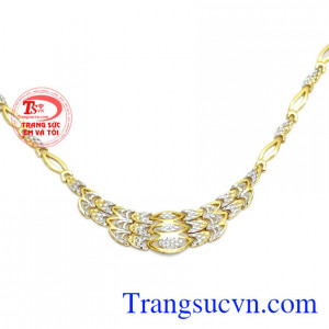 Thiết kế sang trọng và quý phái thích hợp cho những sự kiện hoặc dịp lễ quan trọng. Kiềng vàng tây đẹp