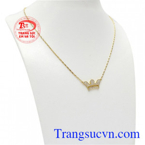 Dây chuyền tinh tế và sang trọng. Kiềng vương miện vàng. Kiềng vương miện vàng