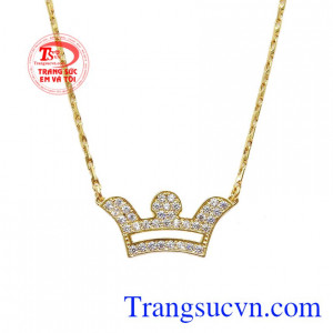 Thích hợp với nhiều trang phục và phụ kiện. Kiềng vương miện vàng Kiềng vương miện vàng