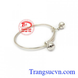 Có lẽ chẳng ai không biết cách “cạo gió”, dùng đồng tiền bằng bạc (chỉ là thuận tiện, không nhất thiết là đồng tiền mà bất cứ vật gì bằng bạc) để chữa cảm cúm, đau đầu, mệt mỏi