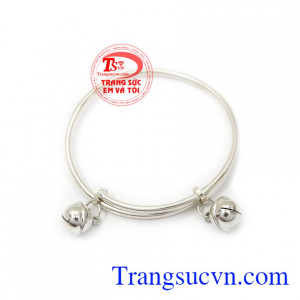 Lắc bạc tránh gió cho bé, lắc bạc trẻ em, giúp trẻ tránh gió, kị tà ma, các bậc phụ huynh có thể yên tâm cho bé vui chơi.