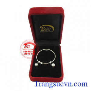 Trẻ em thường được đeo vòng bạc ở cổ tay, cổ chân hoặc dây chuyền, hoa tai để phòng bệnh, thường gọi là để “kỵ gió”