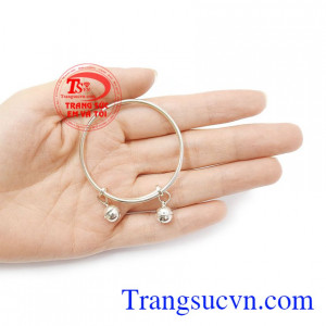 Nhiều nơi ở nước ta có tục lệ đào giếng lấy nước, trước khi sử dụng, thường ném xuống giếng một đồng bạc nho nhỏ để cúng Thần giếng, phải chăng cũng từ ý nghĩa khử độc cho nước sẽ sử dụng sau này.