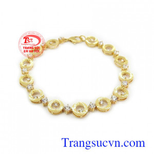 Lắc tay nữ 10k cá tính vàng trắng chế tác đẹp, chất lượng cao, phù hợp thời trang phái đẹp Lắc tay nữ 10k cá tính