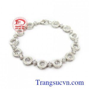 Lắc tay nữ 10k cá tính vàng trắng chế tác theo công nghệ Italy, đường nét tinh xảo, sắc nét, đeo hợp thời trang phái đẹp tôn lên sự sang trọng, cá tính và thời trang Lắc tay nữ 10k cá tính vàng trắng