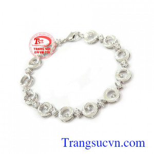 Lắc tay nữ vàng trắng phù hợp nhiều loại trang phúc và phong cách khác nhau Lắc tay nữ 10k cá tính vàng trắng