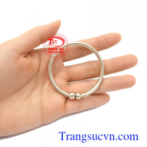 Lắc bạc trẻ em phù hợp làm món quà tặng nhân dịp, đầy tháng, hay thôi nôi cho trẻ, là món quà ý nghĩa và yêu thương