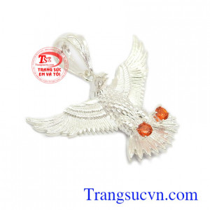 Mặt bạc nam đại bàng phong cách phù hợp nhiều loại dây chuyền khác nhau, mang lại phong cách sang trọng, mạnh mẽ và đẳng cấp
