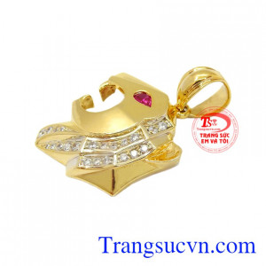 Khi đeo cùng dây chuyền vàng mặt báo hợp thời trang, mặt dây chuyền vàng tây. Mặt báo dũng mãnh