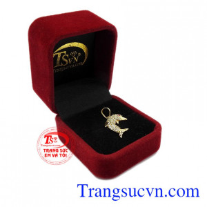 Thiết kế mới lạ mang đến sản phẩm độc đáo cho người dùng. Mặt cá voi đính đá