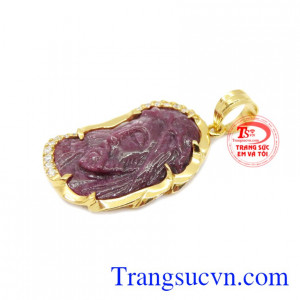 Mặt Chúa Ruby bọc vàng có thể kết hợp với dây da bọc vàng.