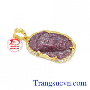 Mặt Chúa Ruby bọc vàng đem lại may mắn cho người đeo.