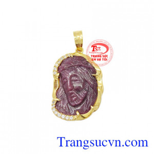 Mặt Chúa Ruby bọc vàng là sản phẩm được chế tác từ đá Ruby thiên nhiên bọc vàng 14k.