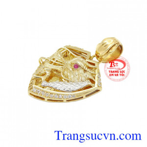 Sản phẩm có thể kết hợp với dây da bọc vàng.