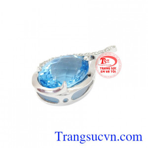 Mặt dây có thể kết hợp với dây chuyền vàng trắng. Mặt đá topaz thiên nhiên