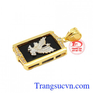 Mặt dây có thể kết hợp với dây chuyền vàng. Mặt đại bàng sức mạnh