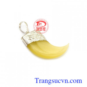 Mặt dây bạc đẹp kiểu dáng độc đáo phù hợp nhiều loại dây chuyền khác nhau, tôn lên nét sang trọng, cá tính và mạnh mẽ cho phái mạnh