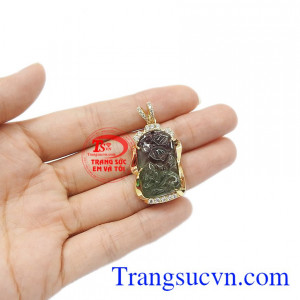 Thiết kế vô cùng sang trọng và ấn tượng. Mặt dây cành hoa kiêu sa tourmalin