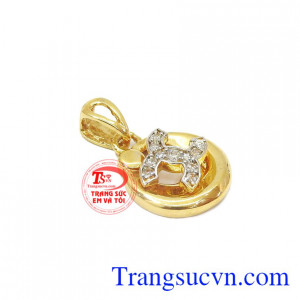 Mặt dây nhỏ gọn, kết hợp cùng nhiều trang phục khác nhau.