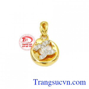 Mặt dây vàng tây duyên dáng được thiết kế với kiểu dáng tinh tế và đáng yêu